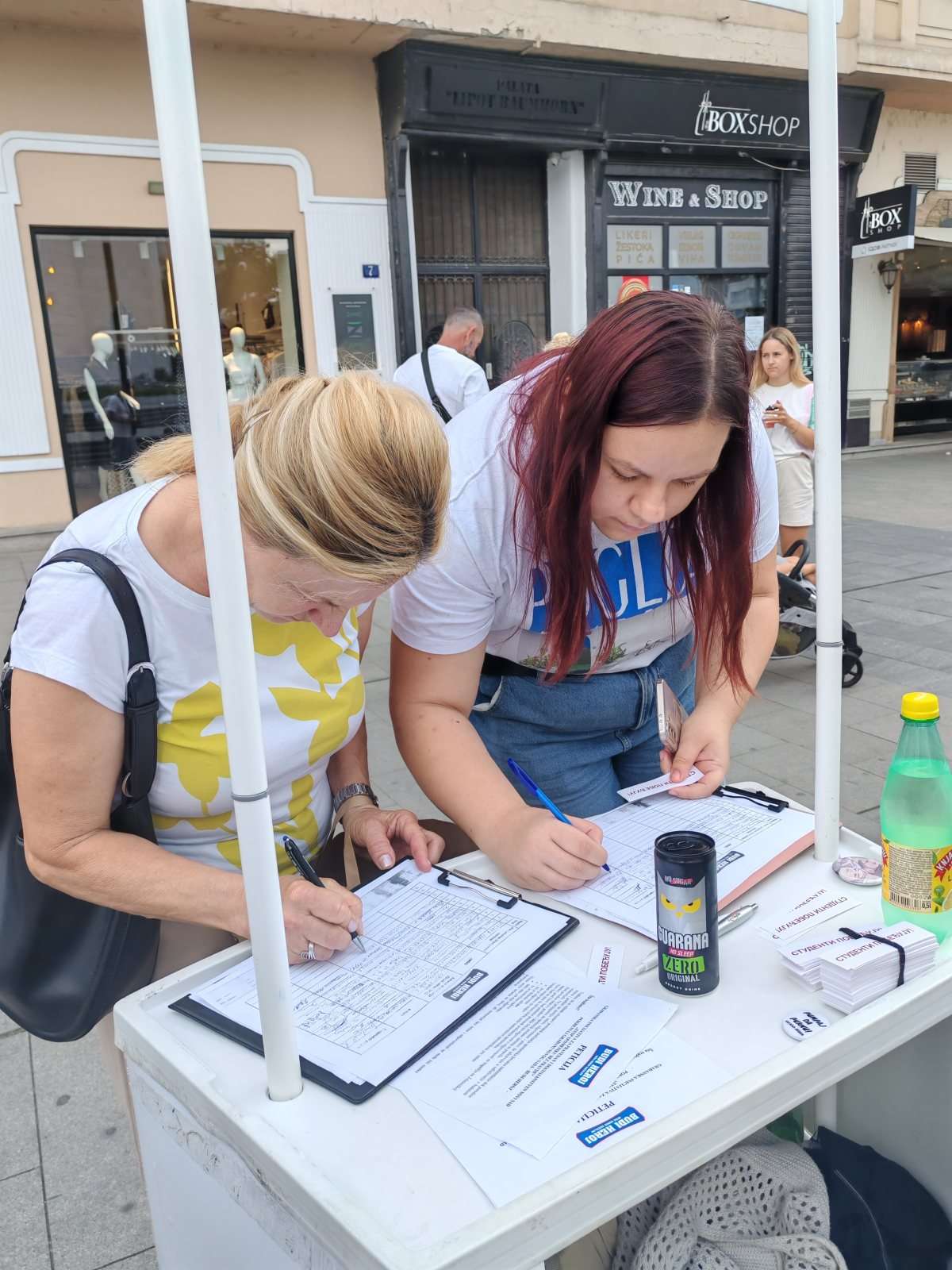 Potpisivanje peticije na štandu u Novom Sadu