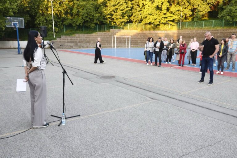 Govornik se obraća građanima tokom akcije u naselju