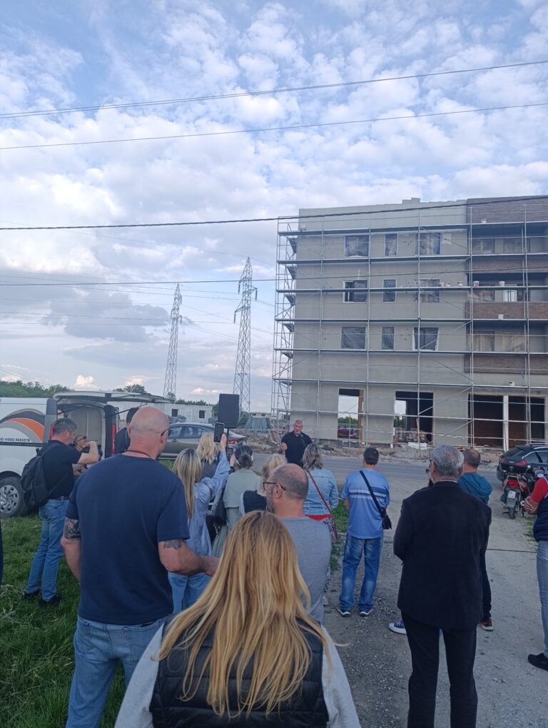 Javno okupljanje građana posmatrano iz mase