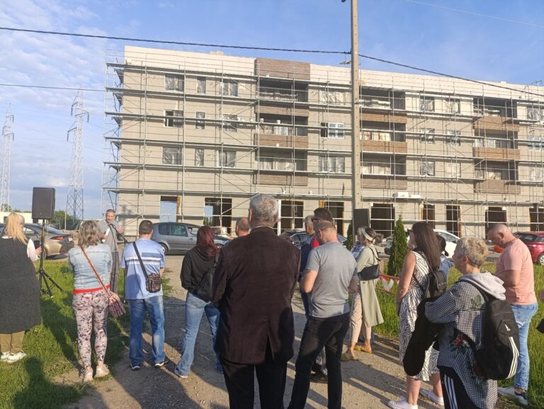 Građani na terenu u blizini gradilišta