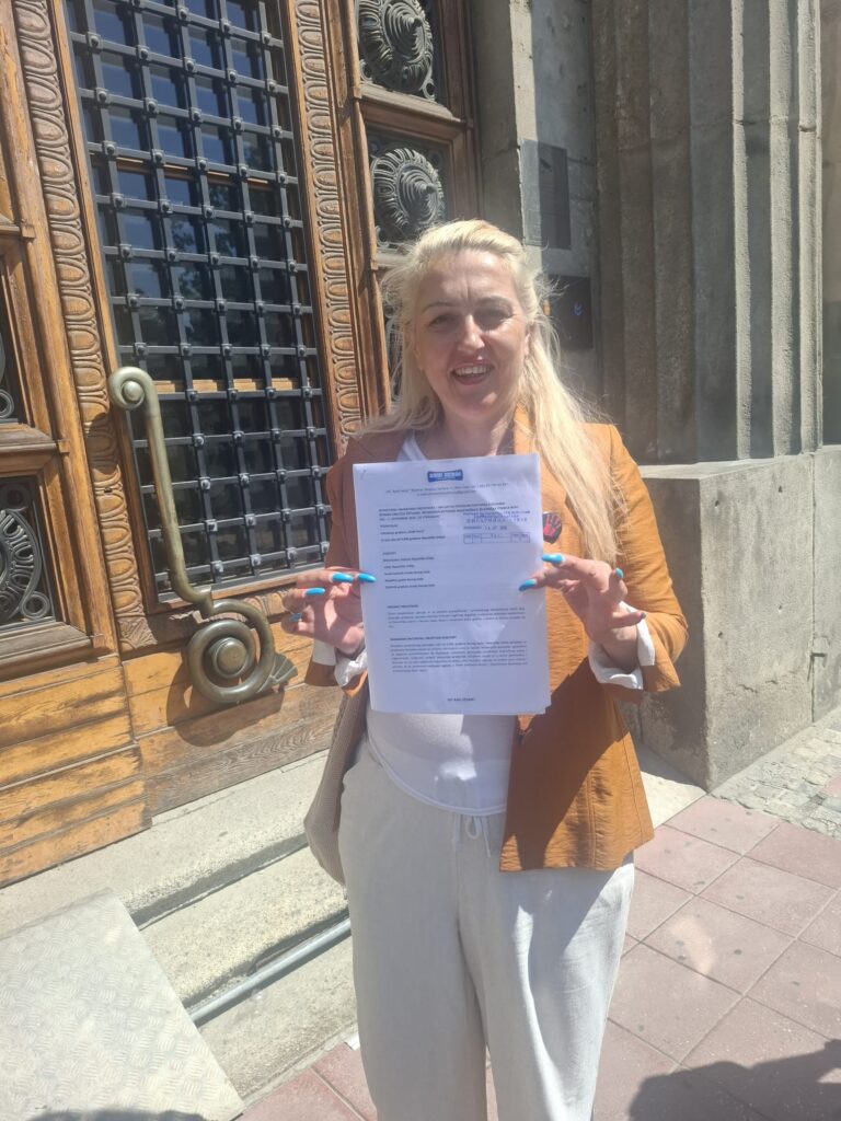 Građanin pokazuje potpisani dokument