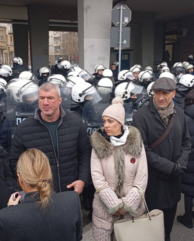 Miša Bačulov razgovara sa građanima na okupljanju