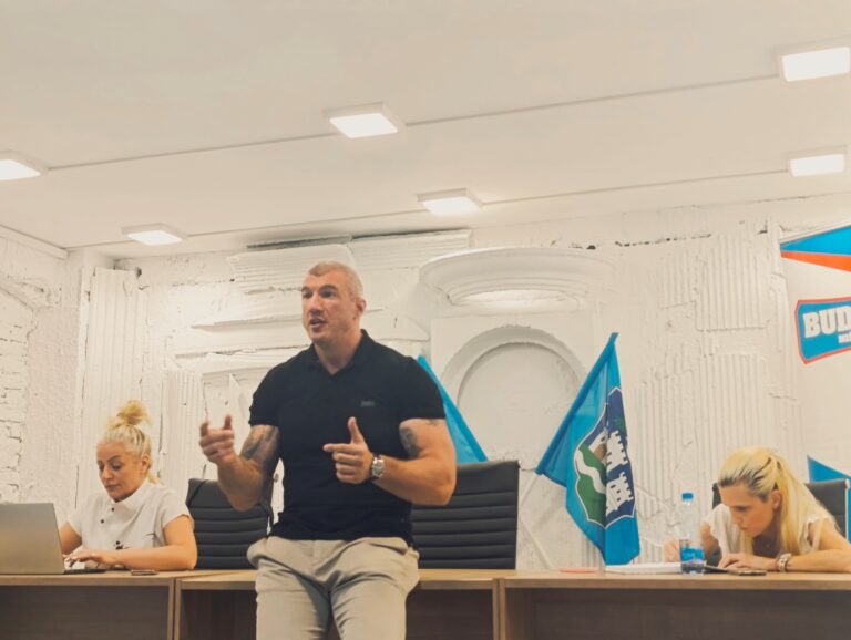 Miša Bačulov predstavlja temu na sastanku