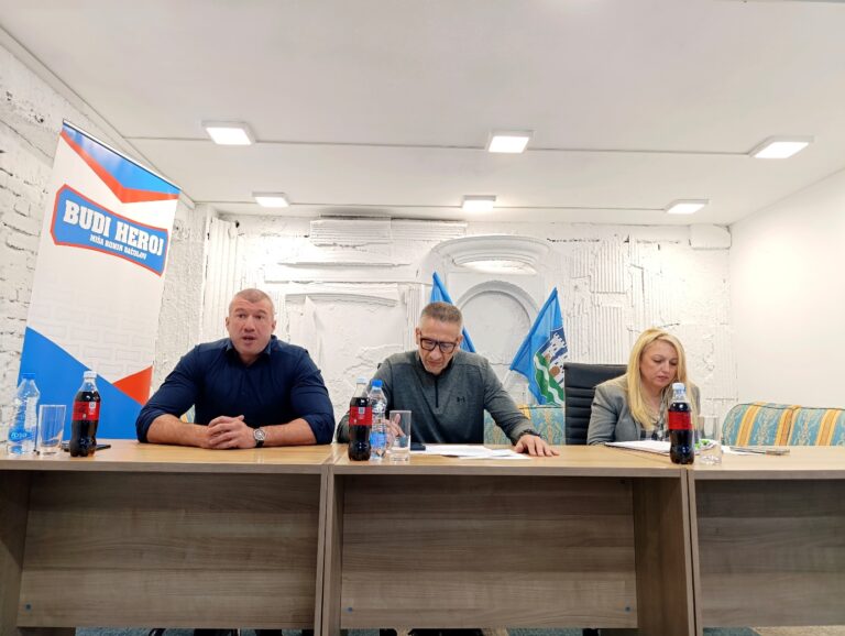 Učesnici panel-diskusije za zajedničkim stolom