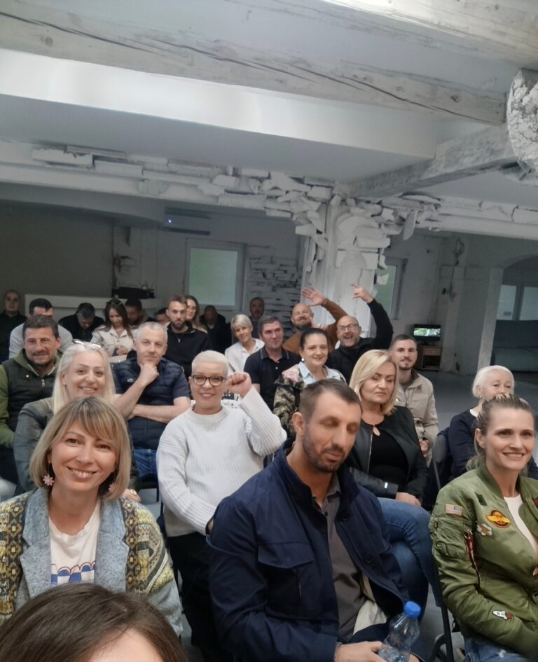 Zajednička fotografija publike u sali