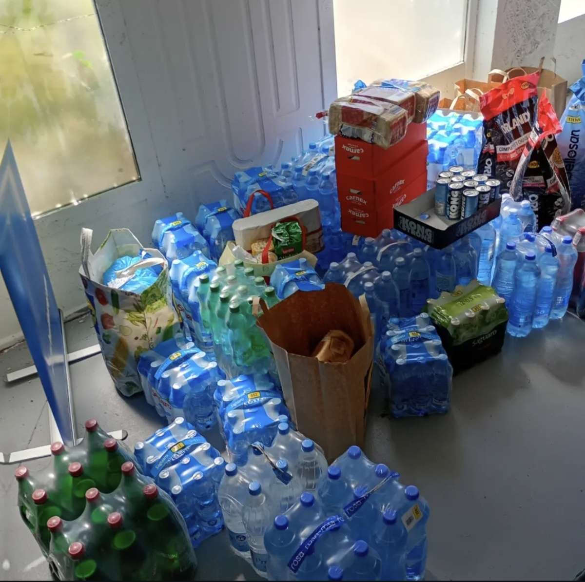 Volonteri utovaraju prikupljenu pomoć
