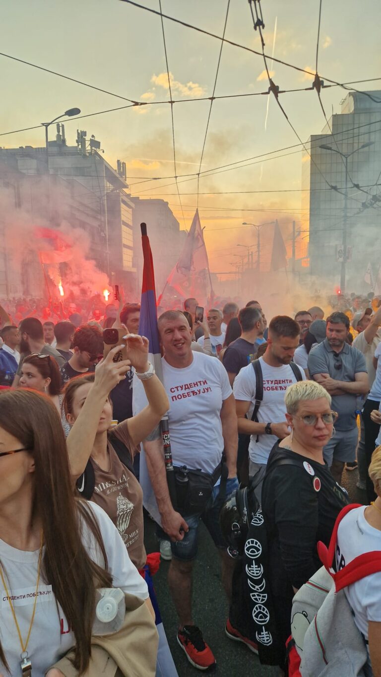 Članovi i podržavaoci na skupu podrške studentima