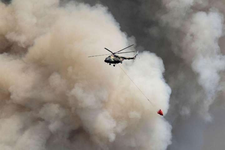 Helikopter učestvuje u gašenju velikog šumskog požara
