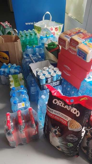 Donirana voda, napici i hrana spremni za teren